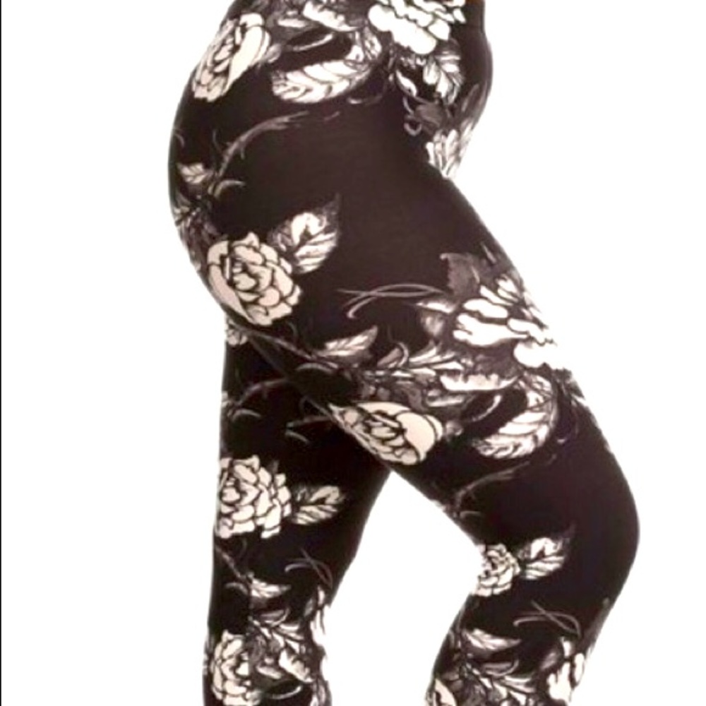 NWT FLORAL LEGGINGS 3X-5X ONE SIZE